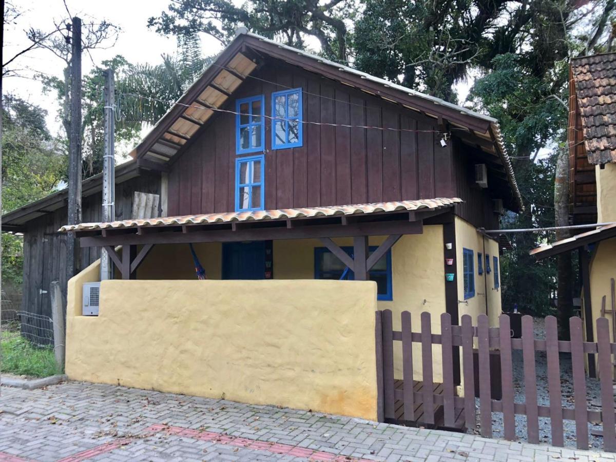 Chalés no centro de Bombinhas Extérieur photo